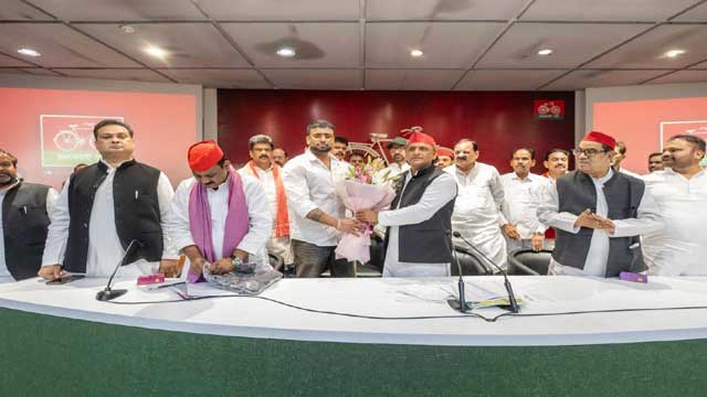 mankirat-akhilesh-yadav-meeting